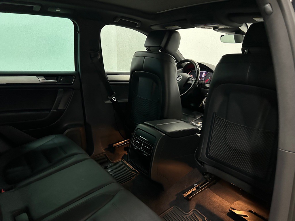 2017 Volkswagen Touareg Image 31