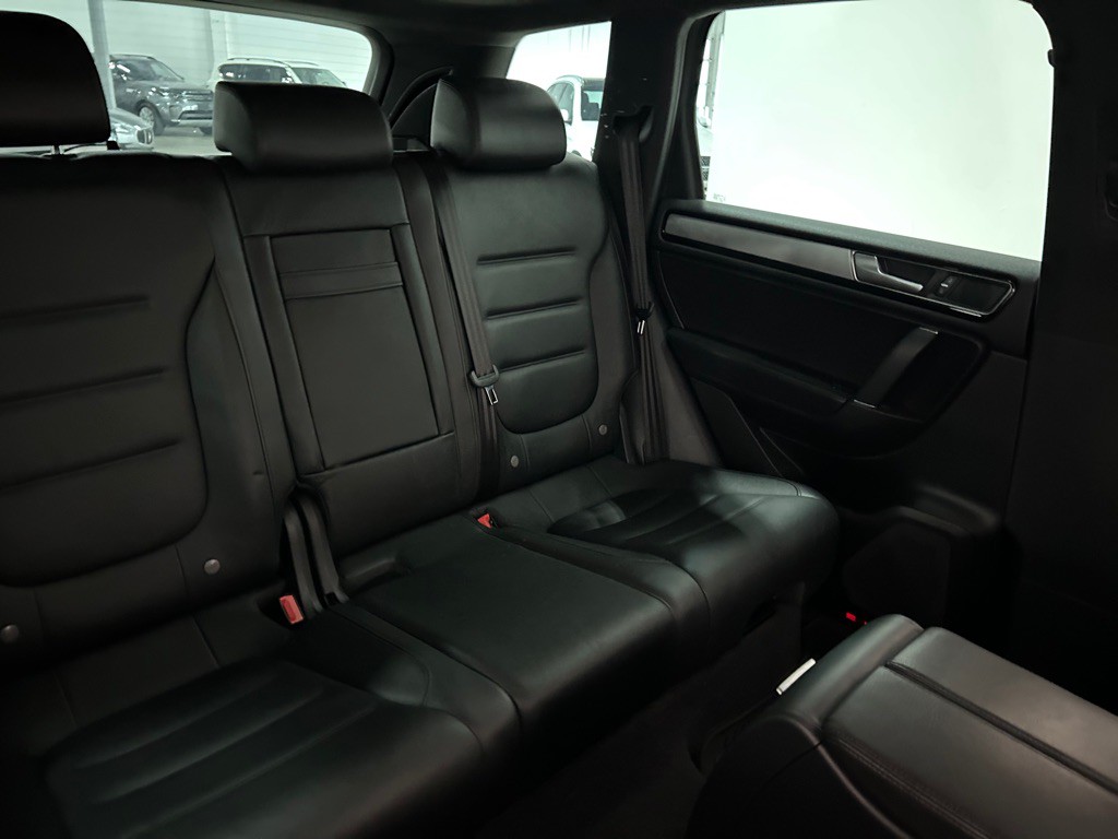 2017 Volkswagen Touareg Image 32