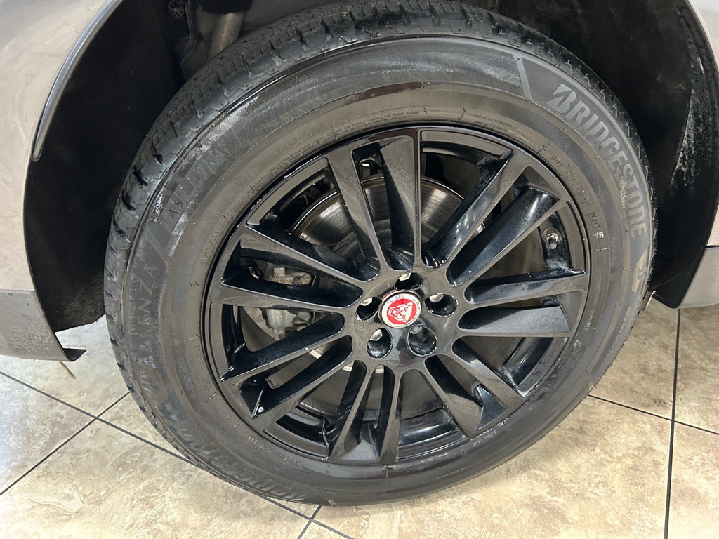 2017 Jaguar F-PACE Image 11