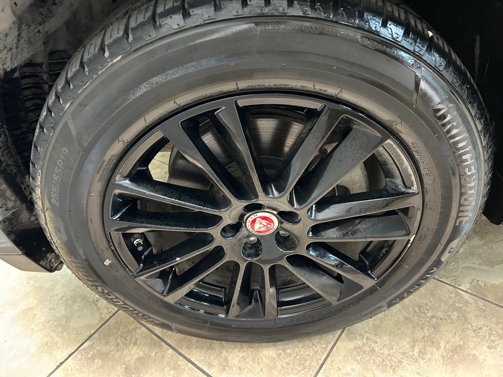 2017 Jaguar F-PACE Image 12