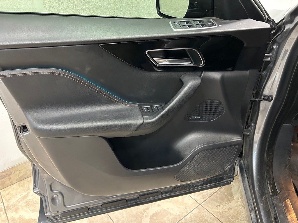 2017 Jaguar F-PACE Image 13