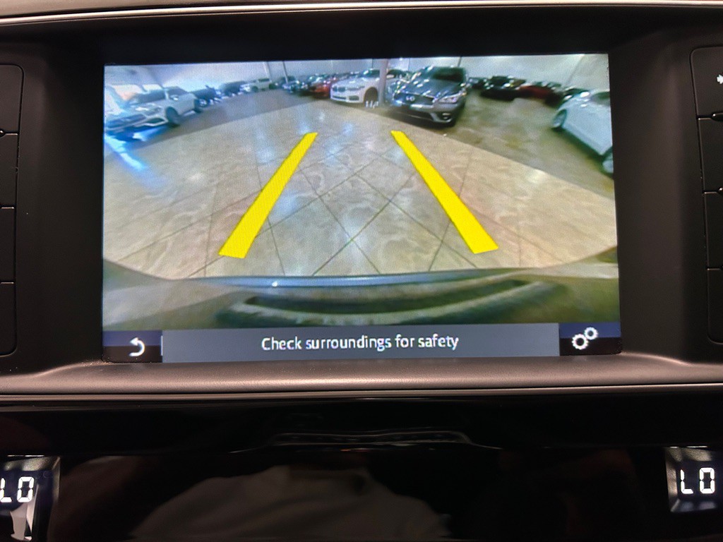 2017 Jaguar F-PACE Image 17