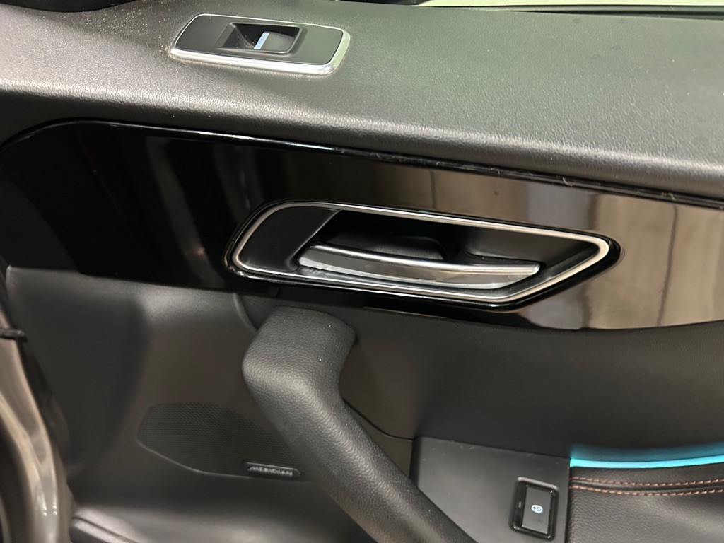 2017 Jaguar F-PACE Image 21