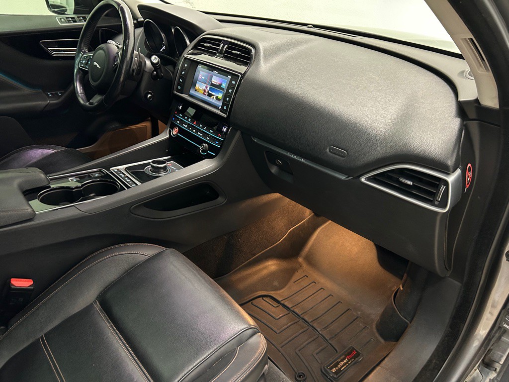 2017 Jaguar F-PACE Image 22