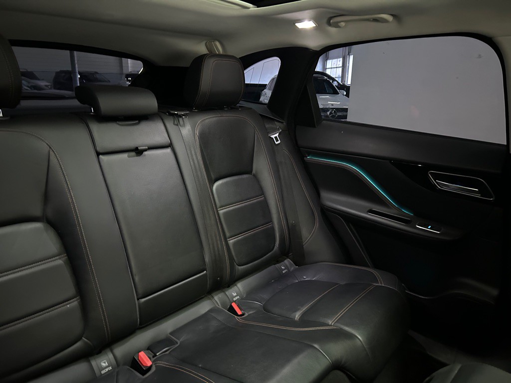 2017 Jaguar F-PACE Image 28