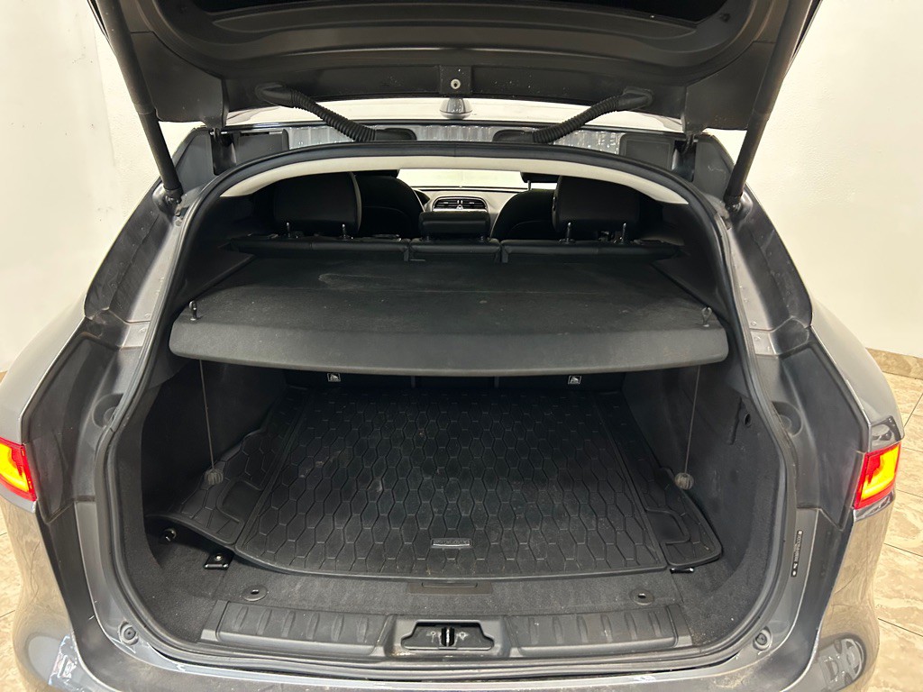2017 Jaguar F-PACE Image 29