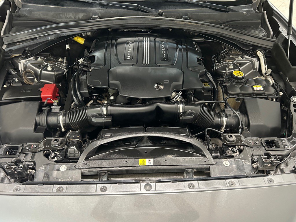 2017 Jaguar F-PACE Image 30