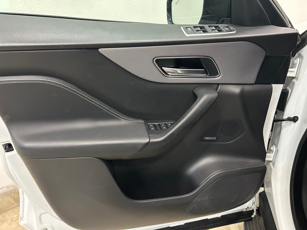 2018 Jaguar F-PACE Image 13