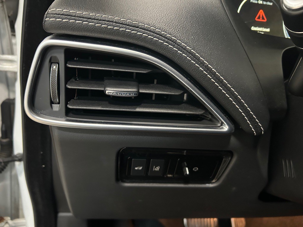 2018 Jaguar F-PACE Image 15