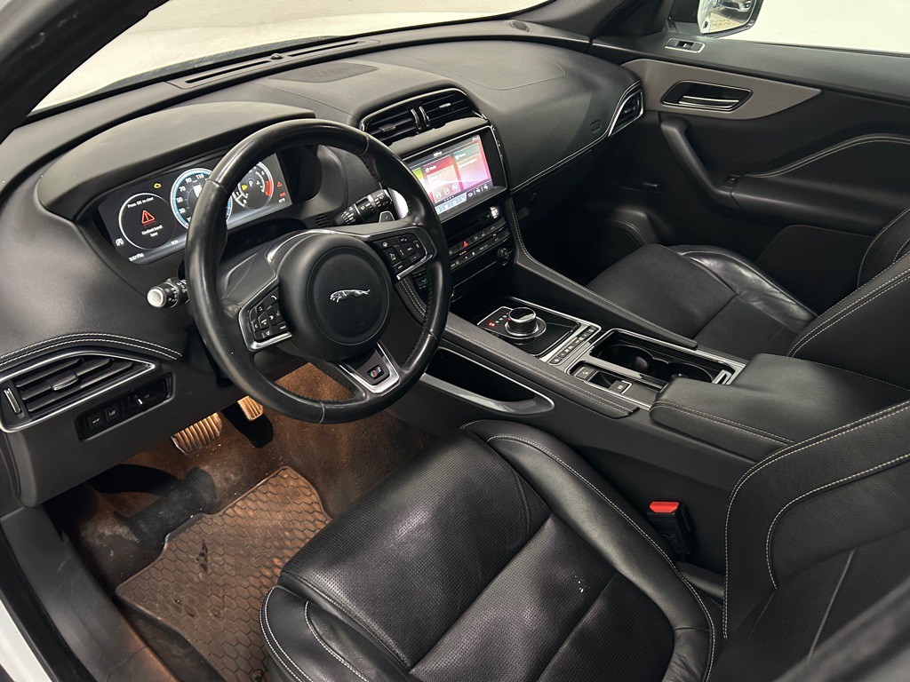 2018 Jaguar F-PACE Image 25