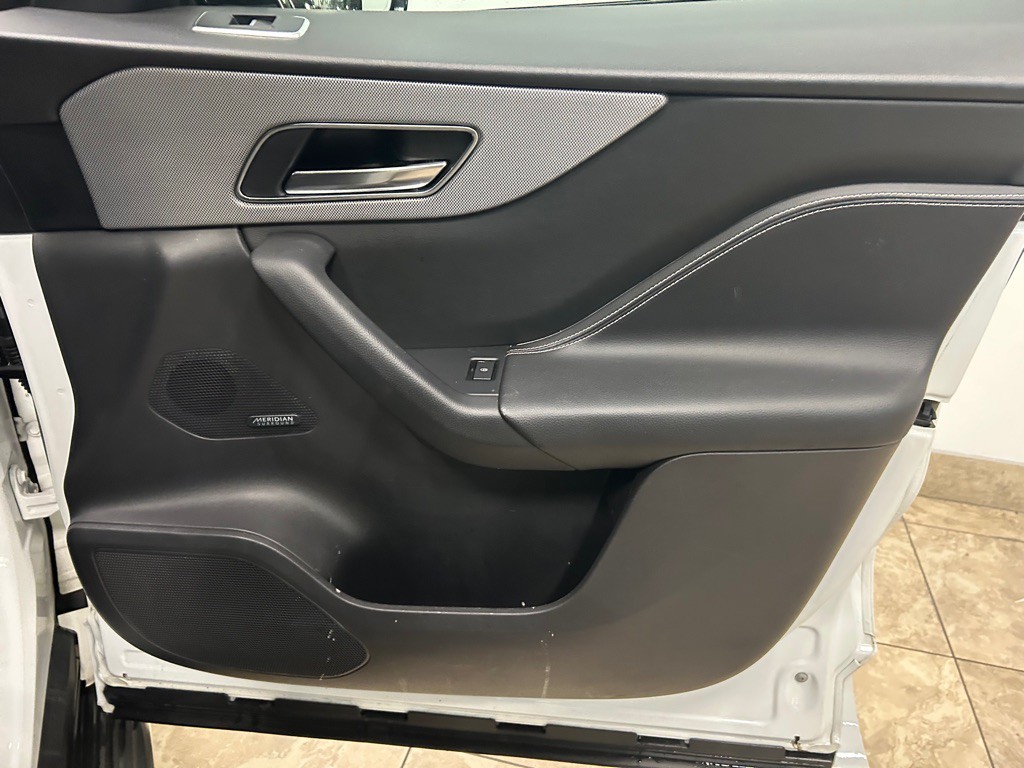 2018 Jaguar F-PACE Image 27