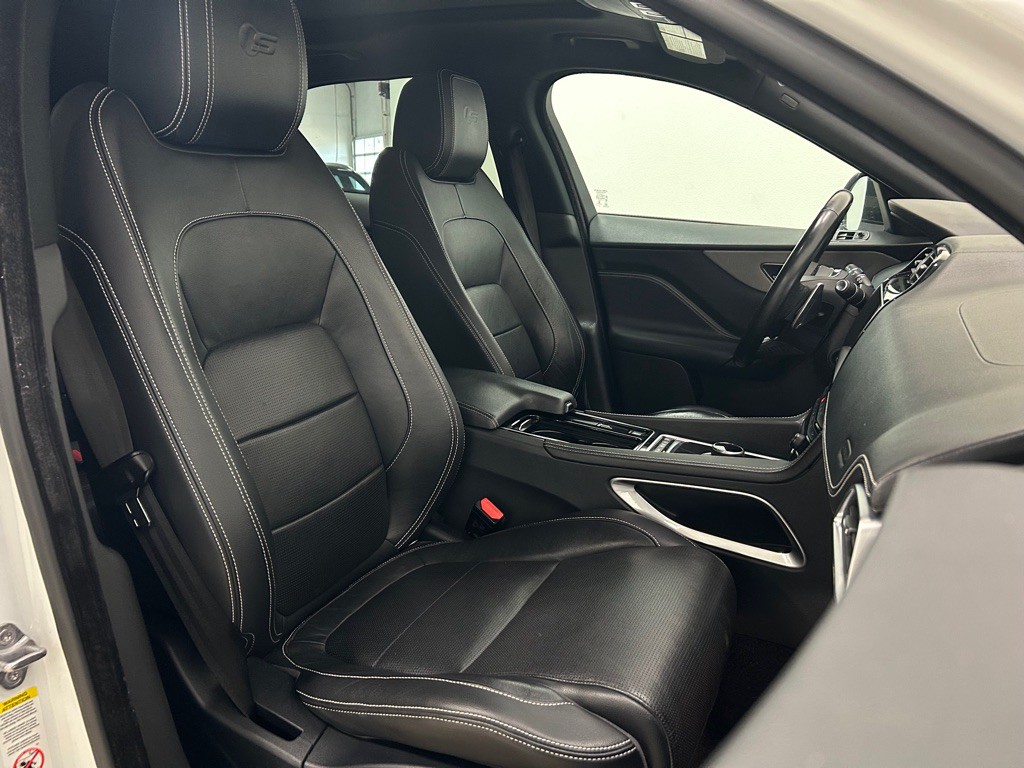 2018 Jaguar F-PACE Image 30