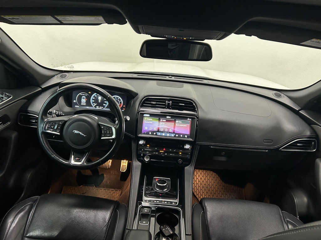 2018 Jaguar F-PACE Image 31