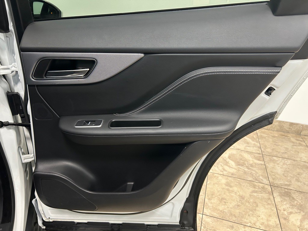 2018 Jaguar F-PACE Image 32