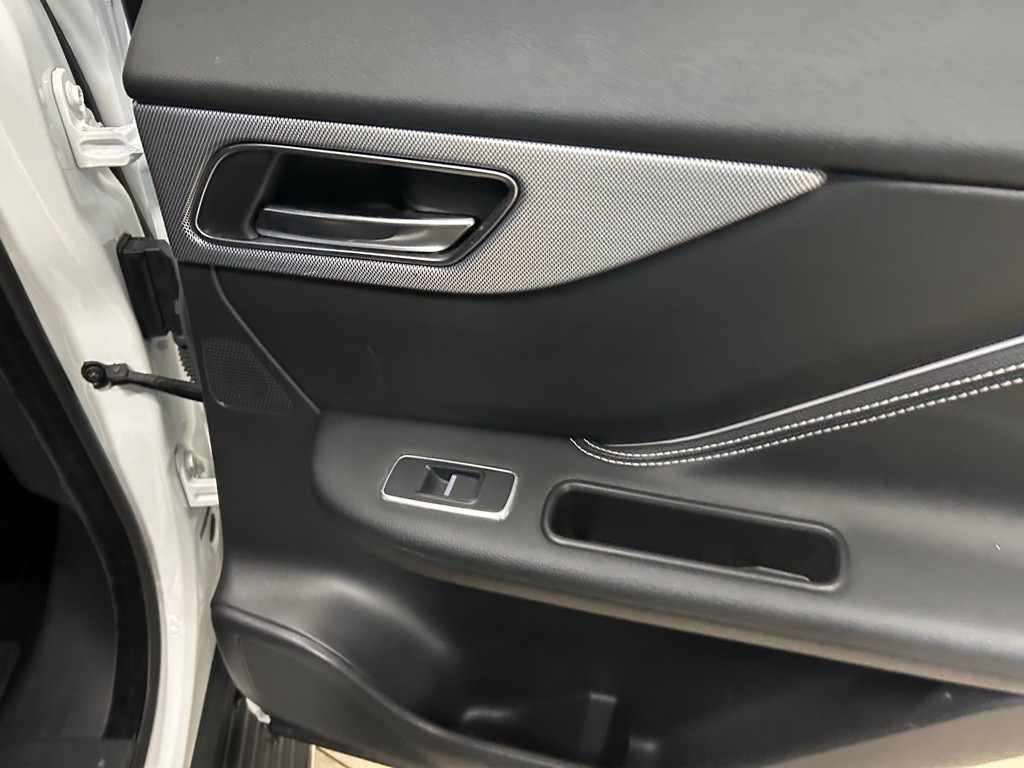2018 Jaguar F-PACE Image 33