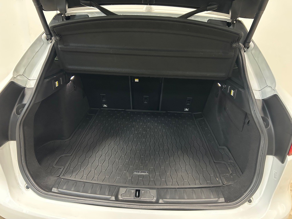 2018 Jaguar F-PACE Image 37