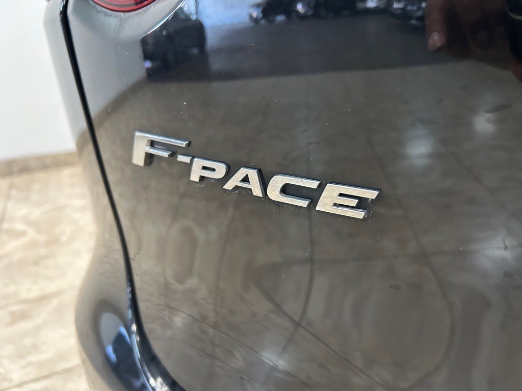 2017 Jaguar F-PACE Image 13
