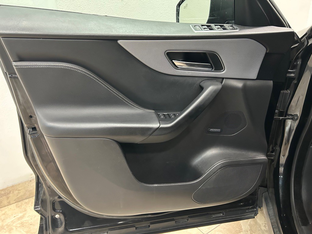 2017 Jaguar F-PACE Image 15