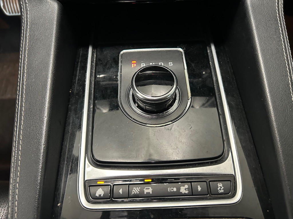 2017 Jaguar F-PACE Image 21