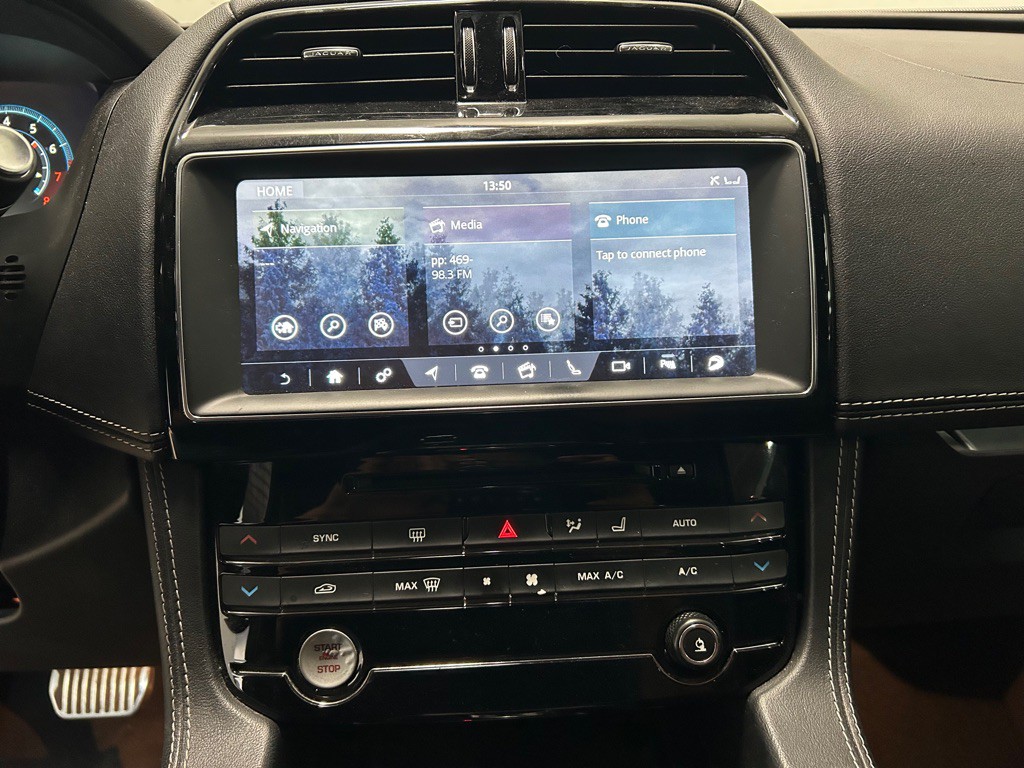 2017 Jaguar F-PACE Image 22