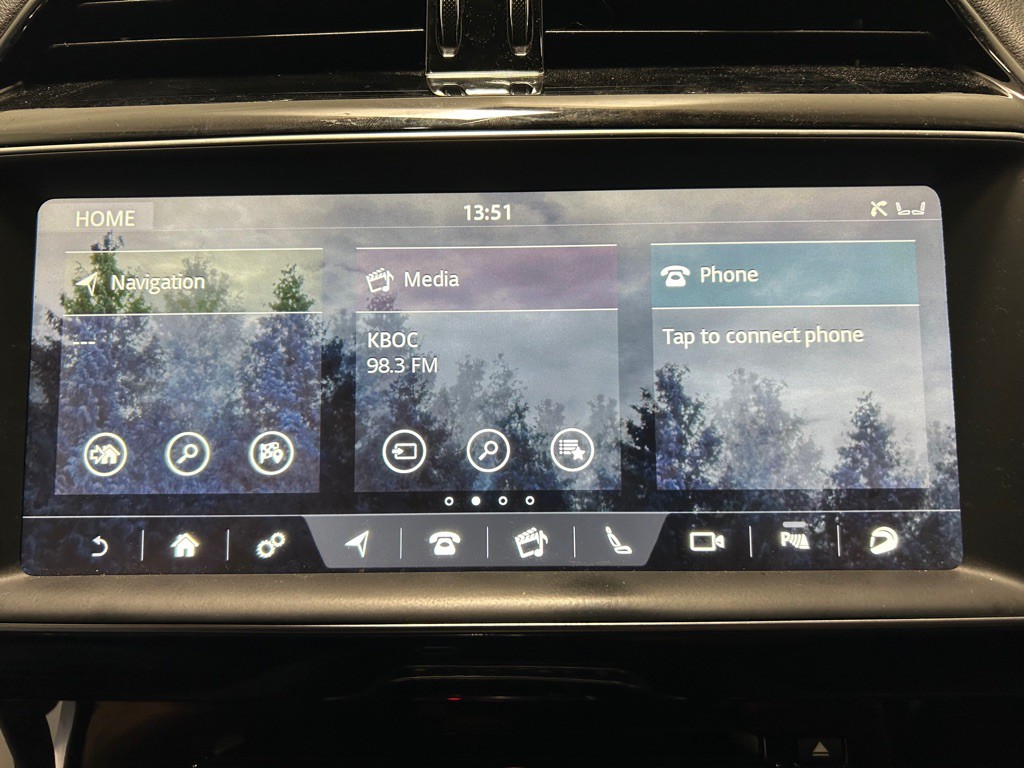 2017 Jaguar F-PACE Image 24