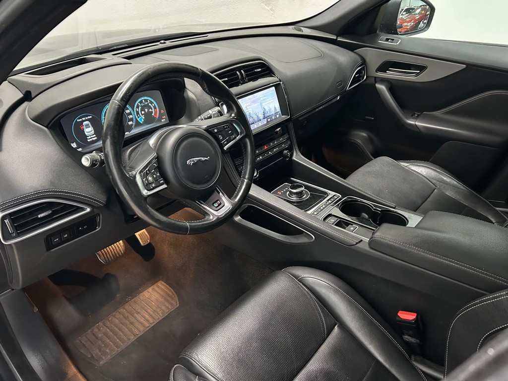 2017 Jaguar F-PACE Image 26