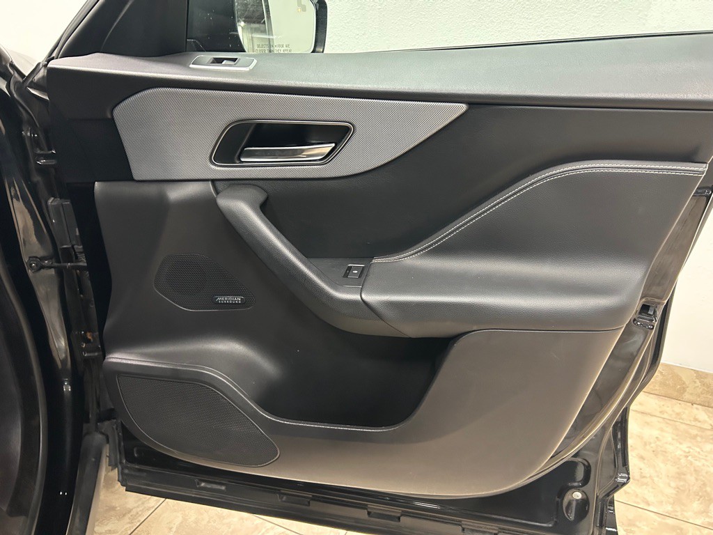 2017 Jaguar F-PACE Image 28