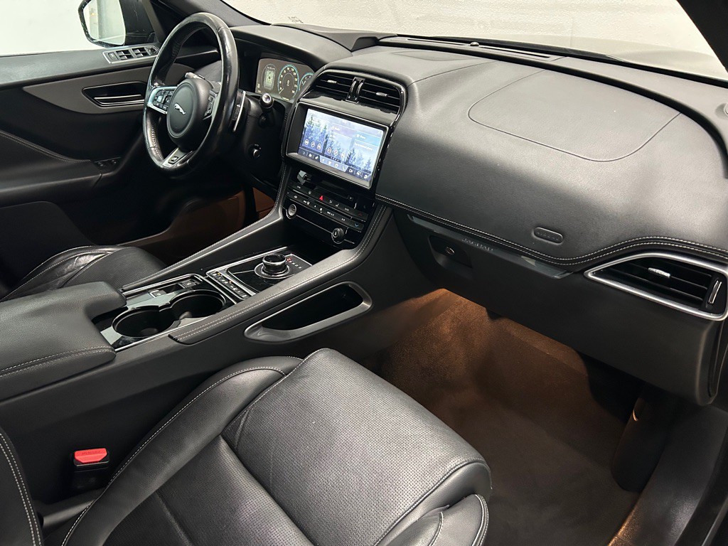 2017 Jaguar F-PACE Image 30