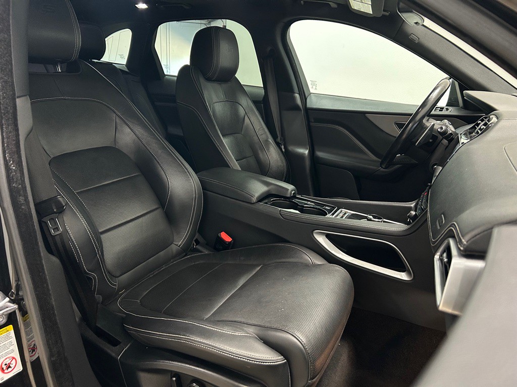 2017 Jaguar F-PACE Image 31