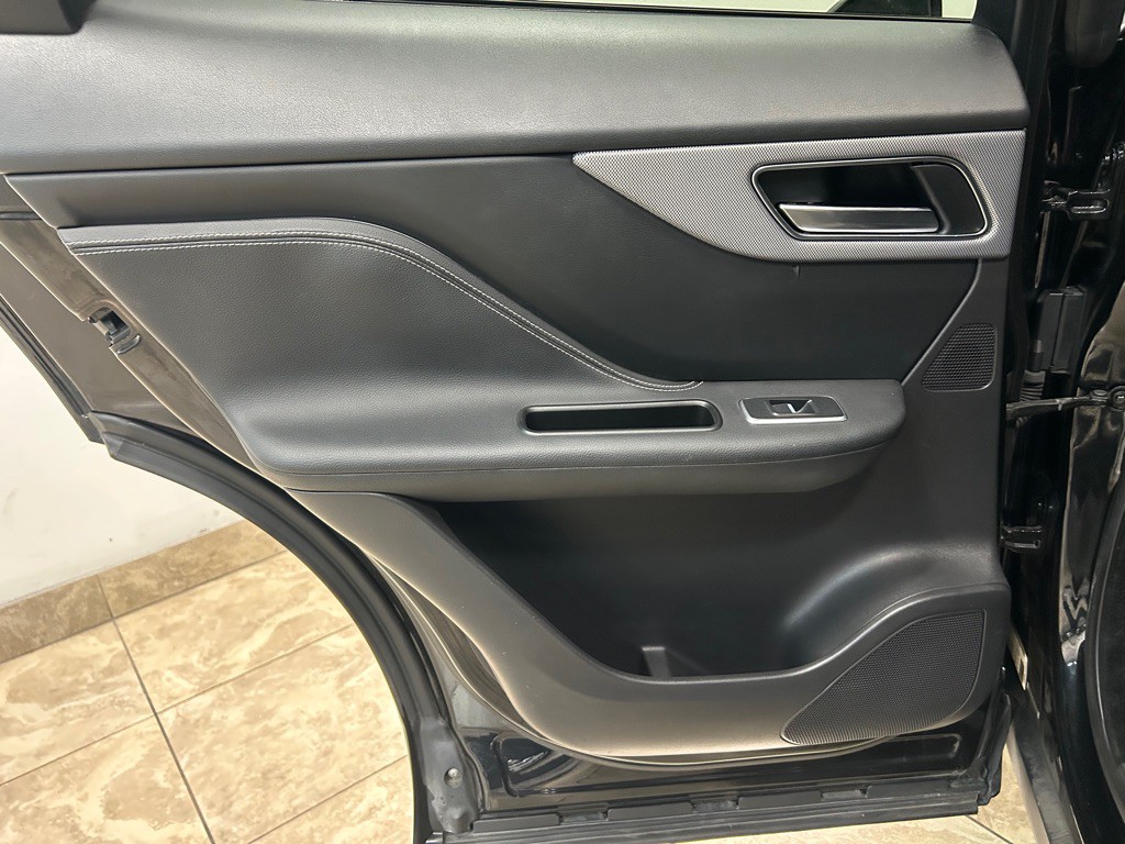 2017 Jaguar F-PACE Image 32