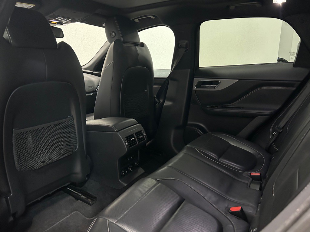 2017 Jaguar F-PACE Image 34