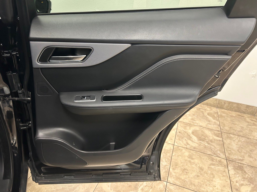 2017 Jaguar F-PACE Image 36