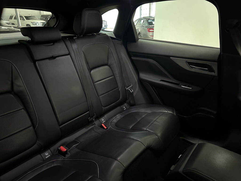 2017 Jaguar F-PACE Image 39