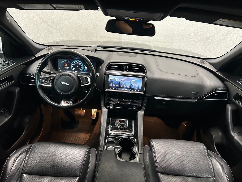 2017 Jaguar F-PACE Image 41