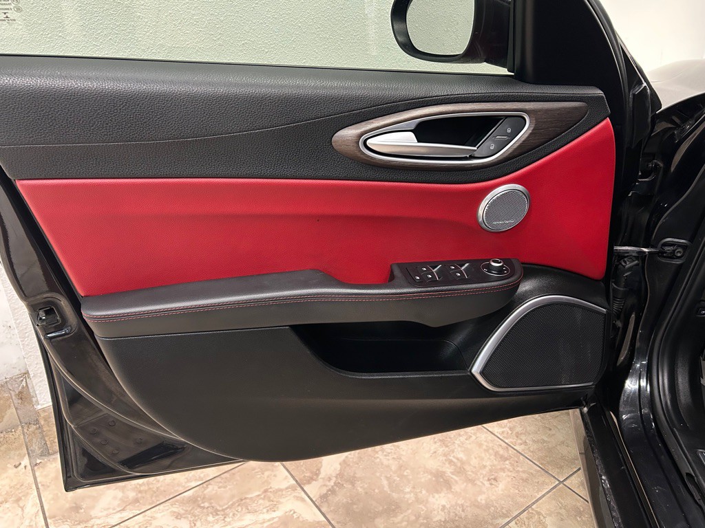 2017 Alfa Romeo Giulia Image 14