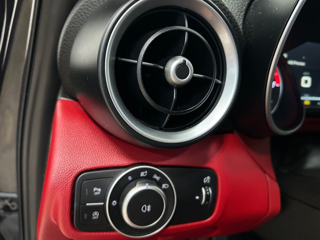 2017 Alfa Romeo Giulia Image 16