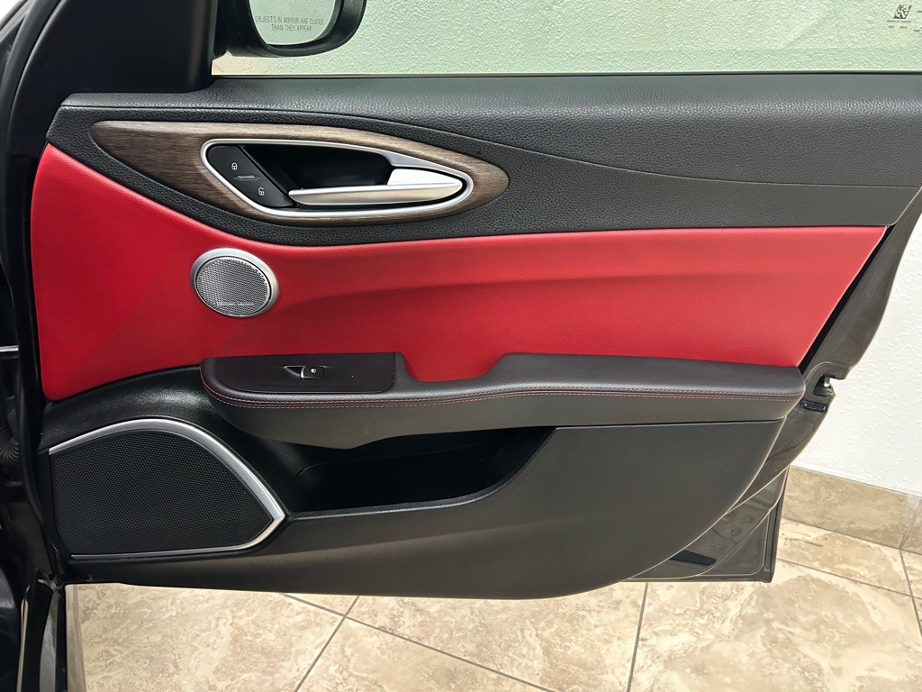 2017 Alfa Romeo Giulia Image 22