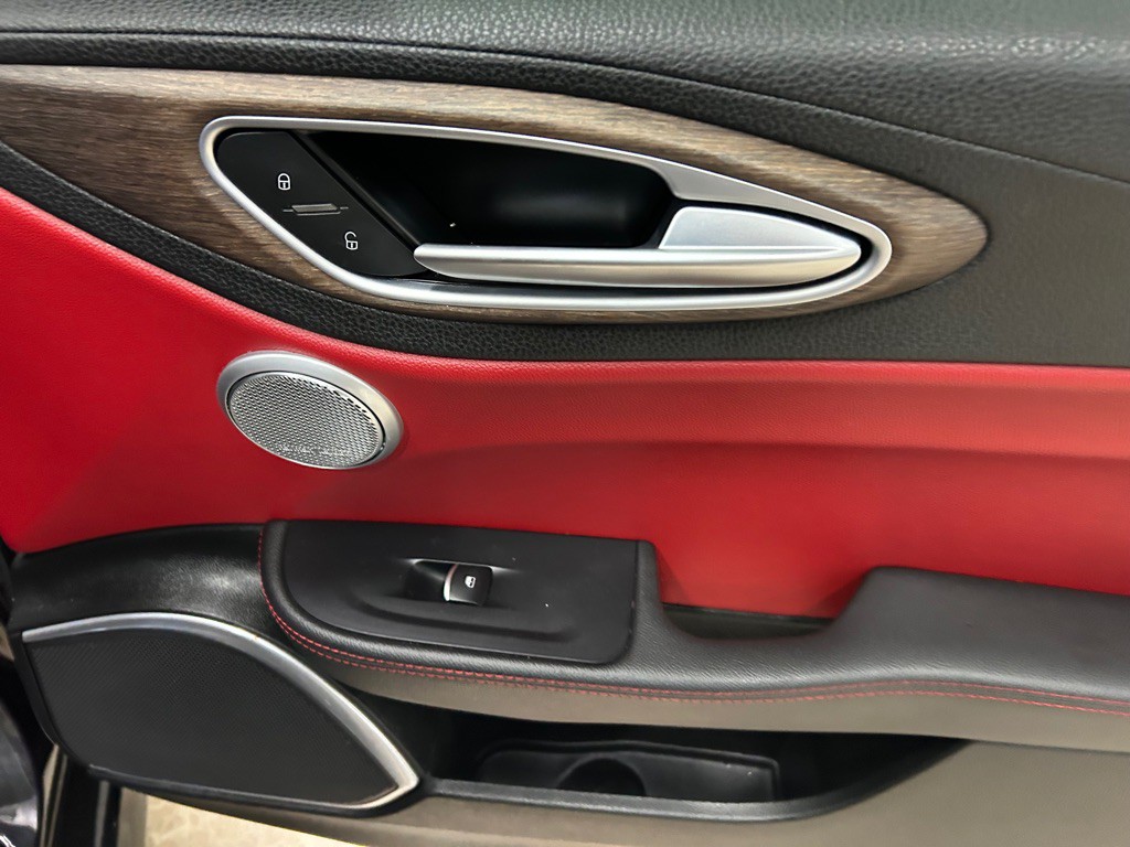 2017 Alfa Romeo Giulia Image 23