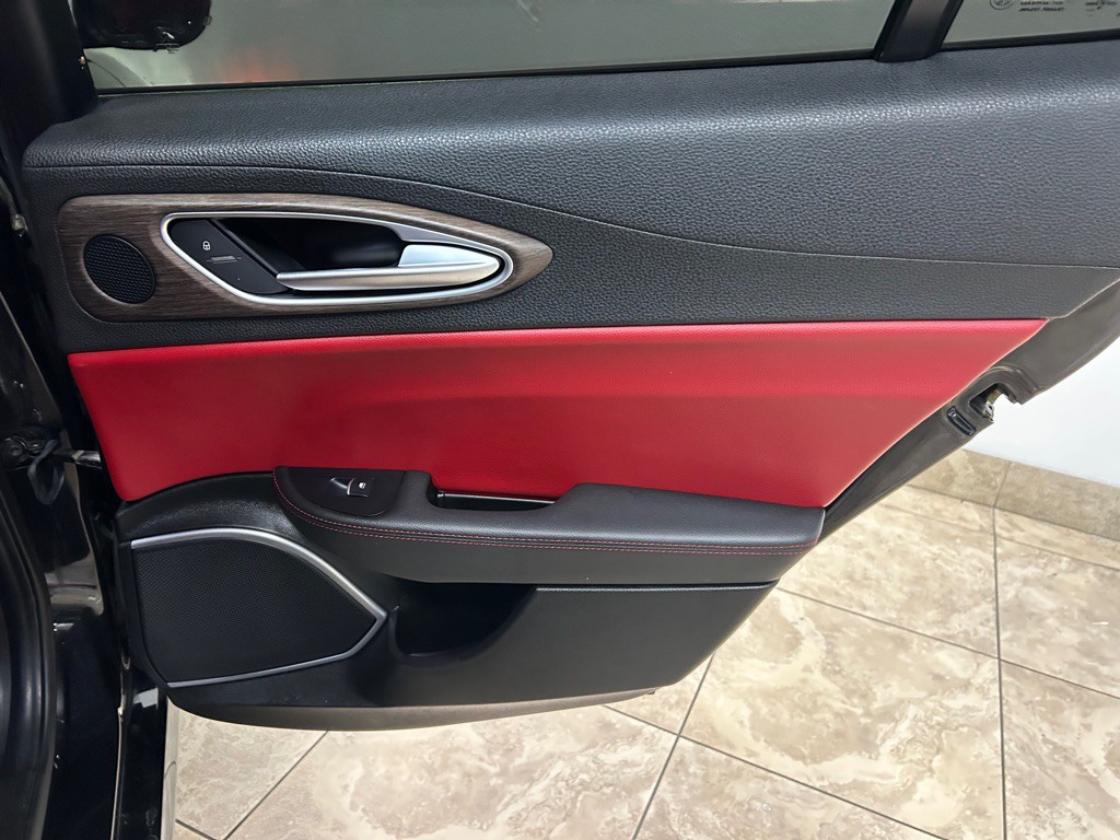 2017 Alfa Romeo Giulia Image 27