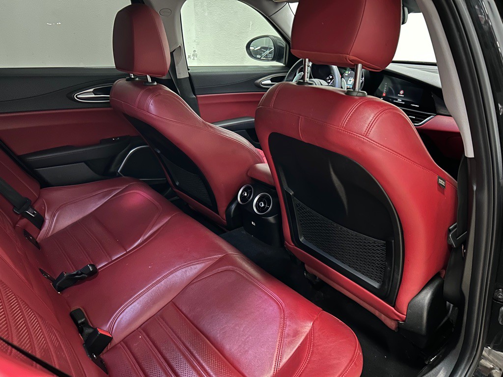 2017 Alfa Romeo Giulia Image 28