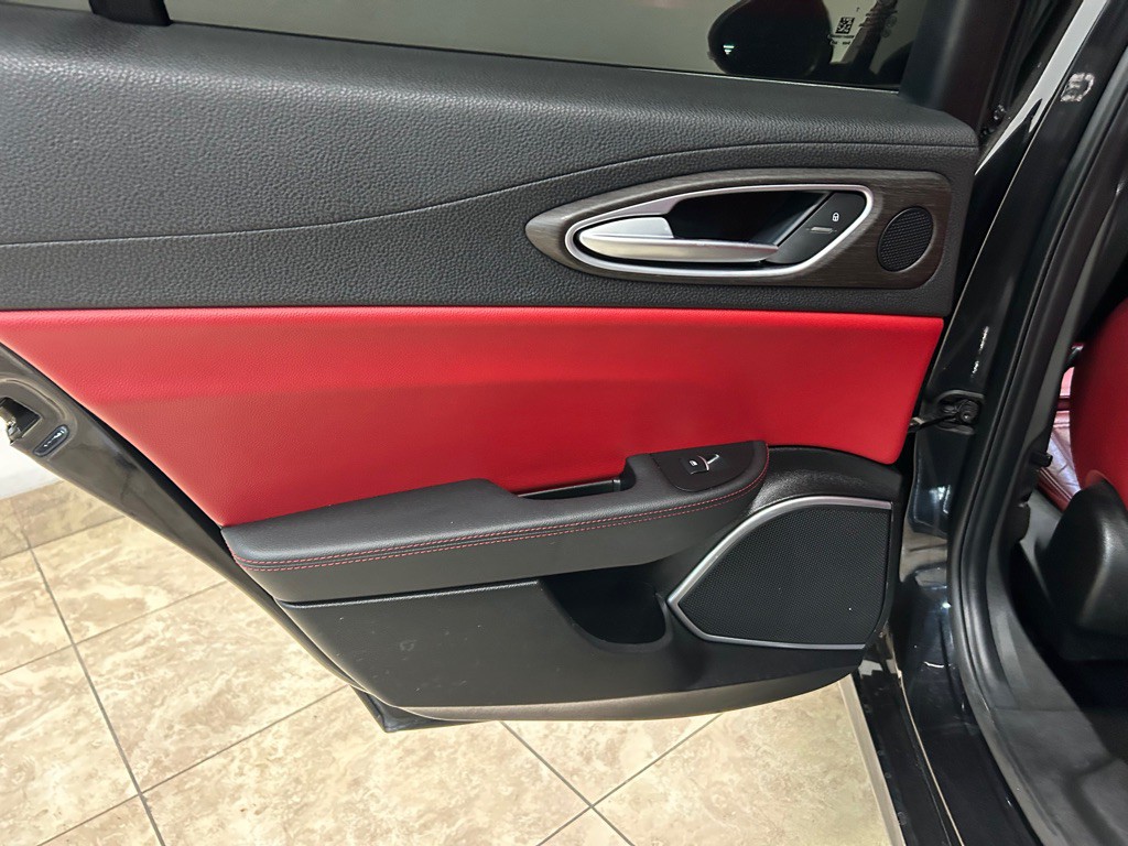 2017 Alfa Romeo Giulia Image 29