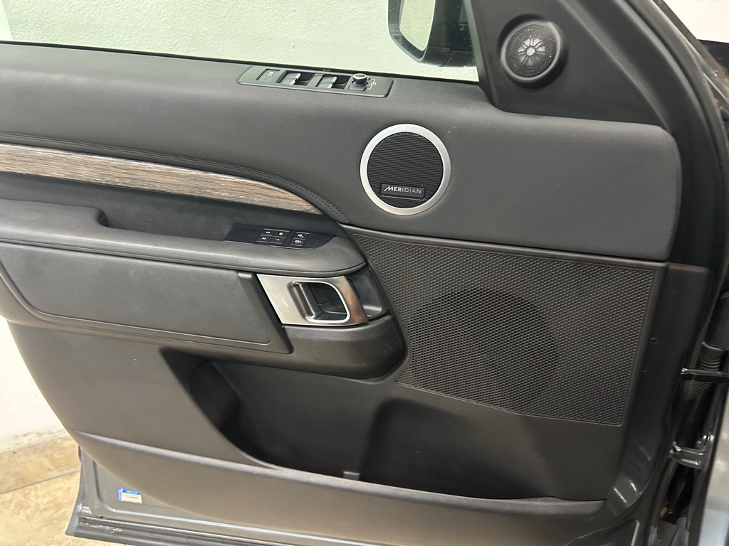 2017 Land Rover Discovery Image 14