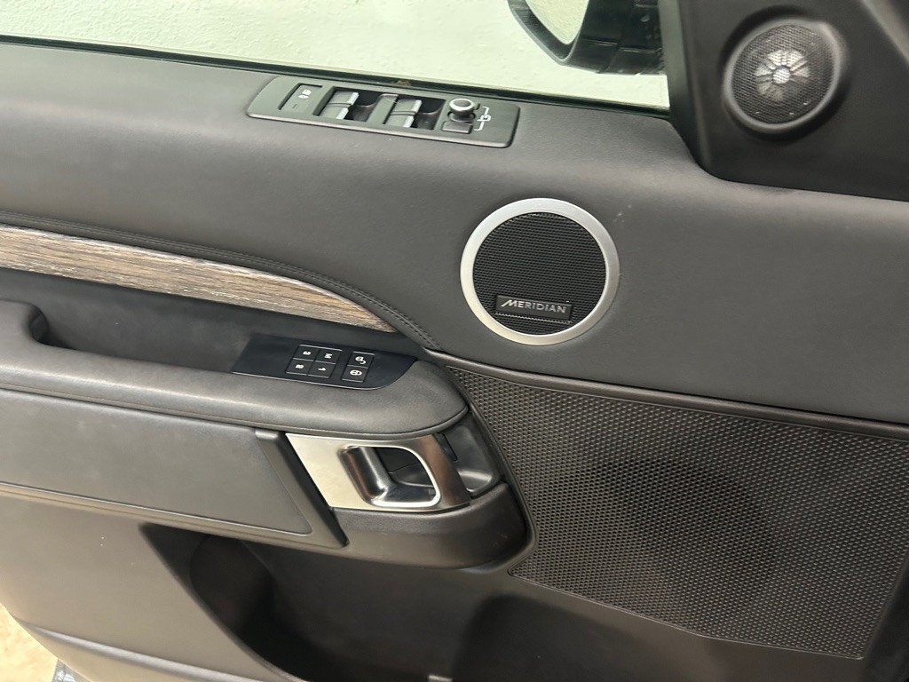 2017 Land Rover Discovery Image 15