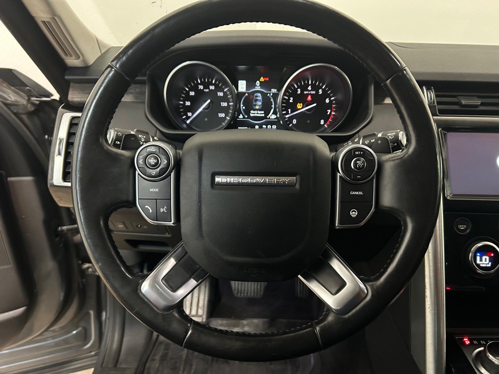 2017 Land Rover Discovery Image 17