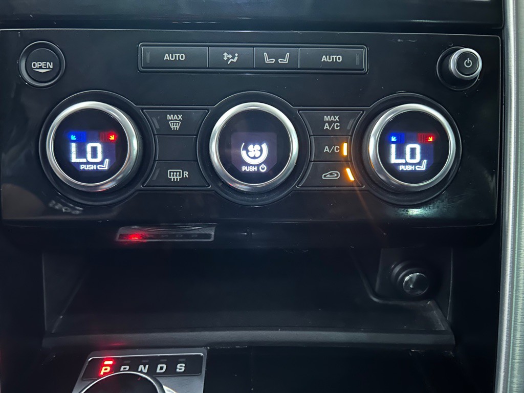 2017 Land Rover Discovery Image 24