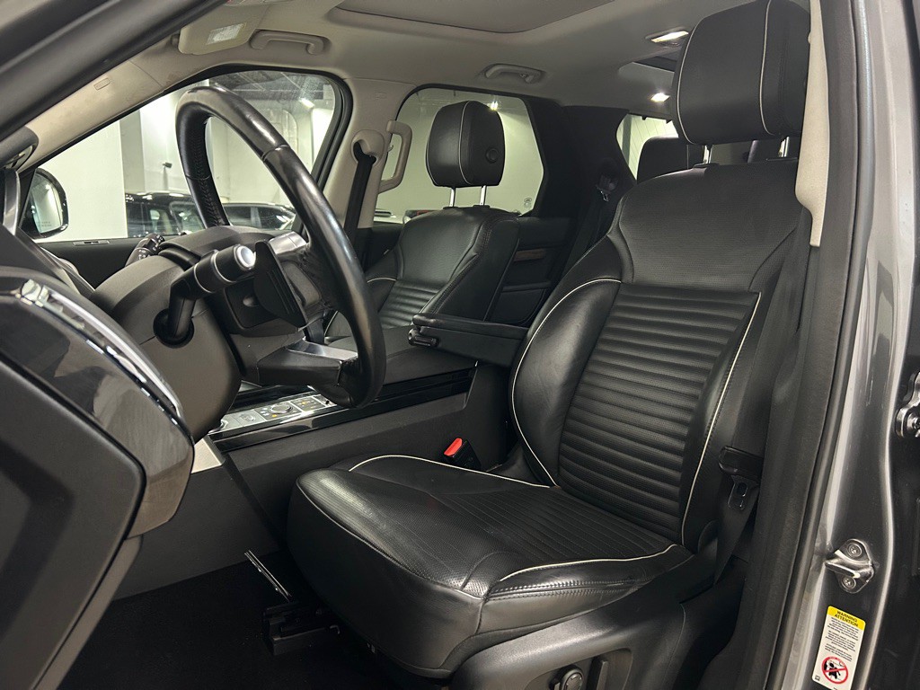 2017 Land Rover Discovery Image 27