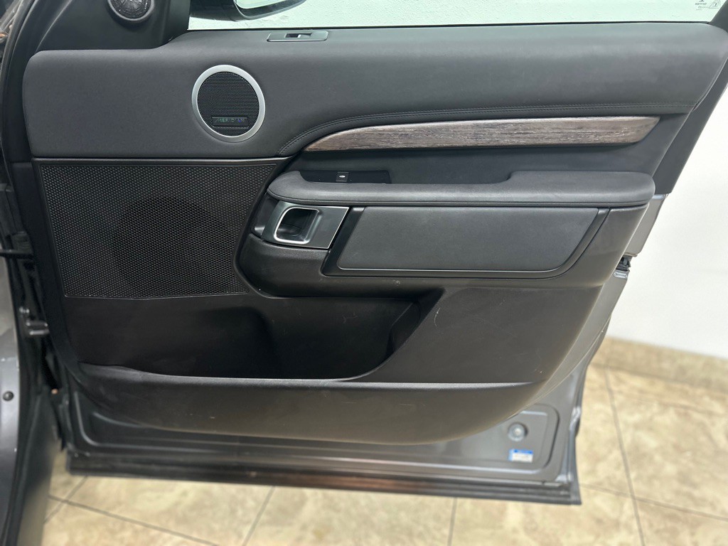 2017 Land Rover Discovery Image 28