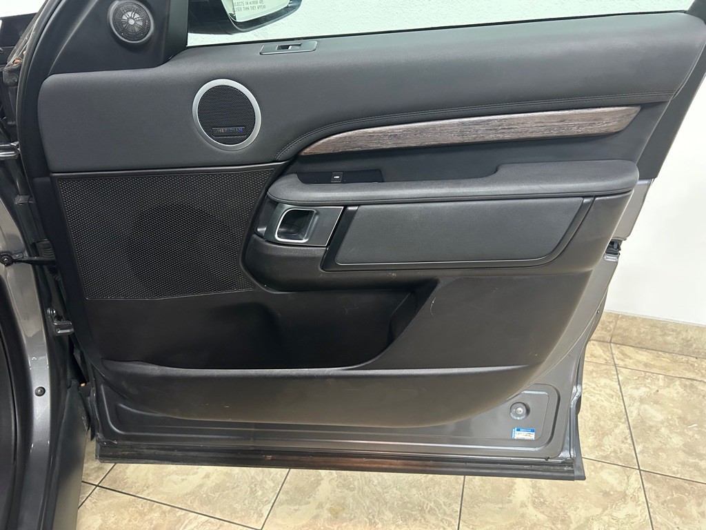 2017 Land Rover Discovery Image 29