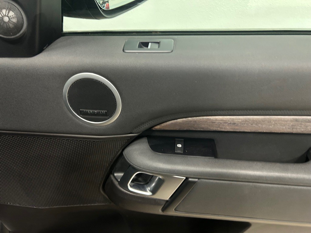 2017 Land Rover Discovery Image 30