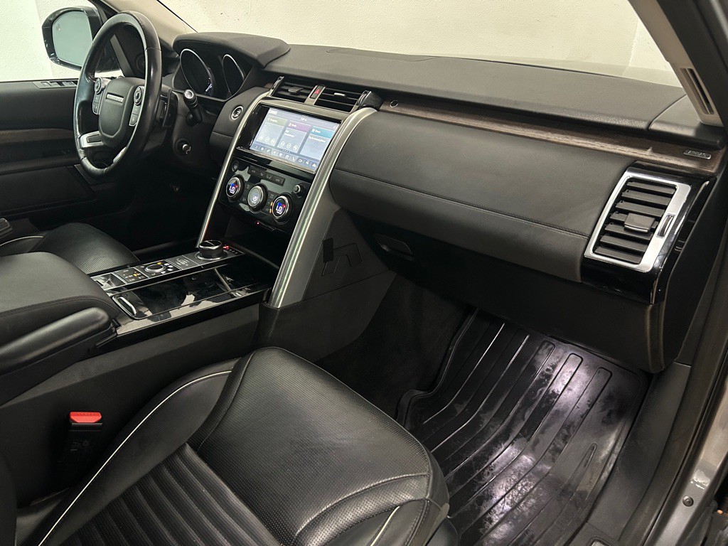 2017 Land Rover Discovery Image 31